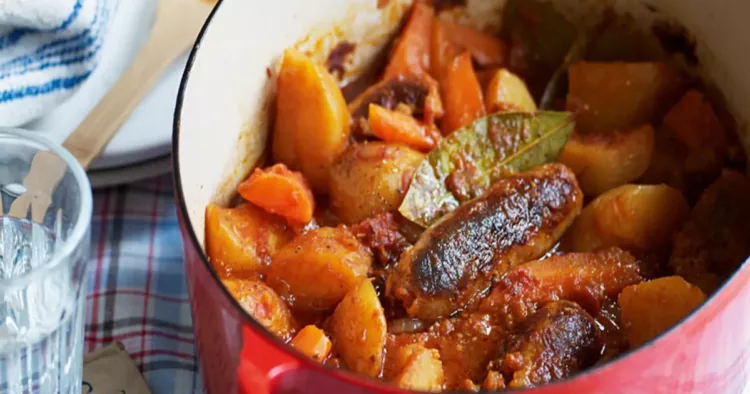 Iahnie de cartofi cu cârnați de casă, o mâncare pe care o servesc cu drag de fiecare data