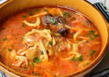Ciorbă de cocoș cu roșii și tăieței, ideală pentru zilele geroase de iarnă