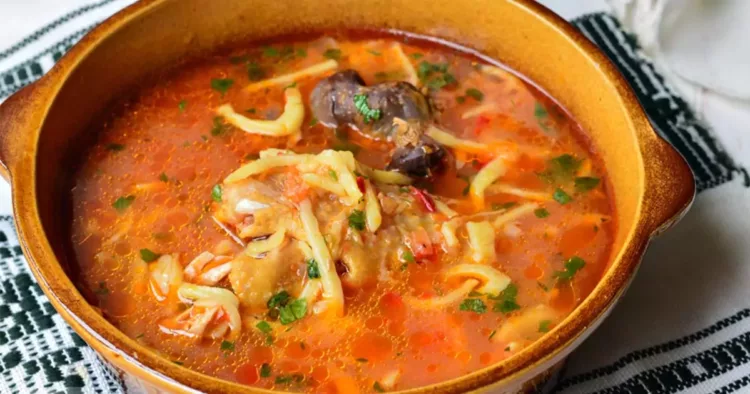 Ciorbă de cocoș cu roșii și tăieței, ideală pentru zilele geroase de iarnă