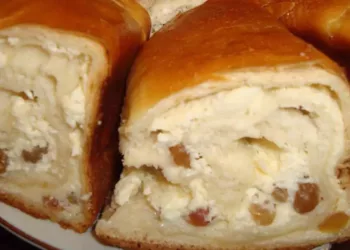 Cozonac de casă cu brânză și stafide, o rețetă delicioasă pentru sărbători sau pentru desert în familie