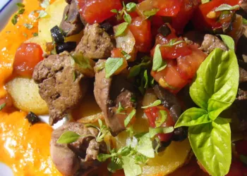 Ficăței de pui cu ardei roșii, cartofi și sos de smântână cu busuioc, un preparat delicios pe care trebuie să îl încerci