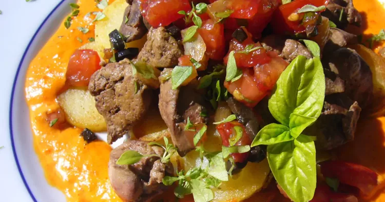 Ficăței de pui cu ardei roșii, cartofi și sos de smântână cu busuioc, un preparat delicios pe care trebuie să îl încerci