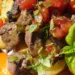 Ficăței de pui cu ardei roșii, cartofi și sos de smântână cu busuioc, un preparat delicios pe care trebuie să îl încerci