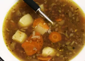 Supă de linte cu legume, un aliat nemaipomenit de sănătos și gustos pentru perioada postului.