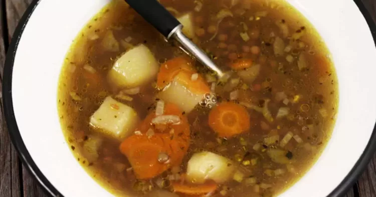 Supă de linte cu legume, un aliat nemaipomenit de sănătos și gustos pentru perioada postului.
