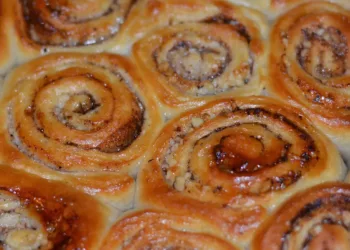 Cum se prepară melcii cu nucă și scorțișoară. Mirosul de sărbătoare este acum în casa ta