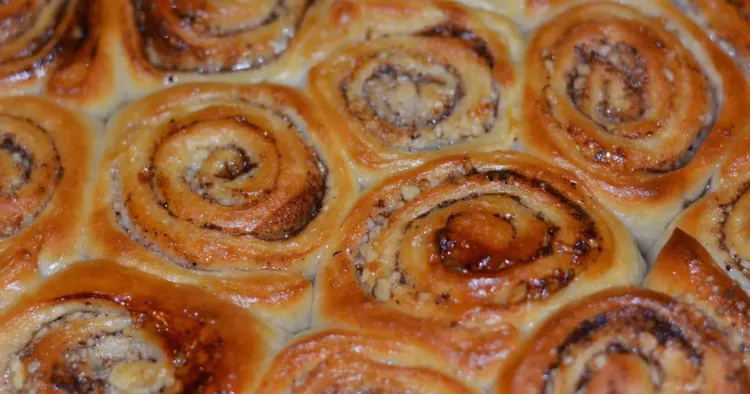 Cum se prepară melcii cu nucă și scorțișoară. Mirosul de sărbătoare este acum în casa ta