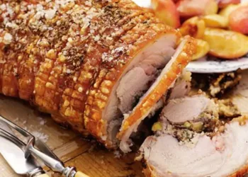 Ruladă de porc umplută cu mere, prune și cușcuș