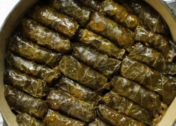 Sarmale de post cu ciuperci în foi de viță