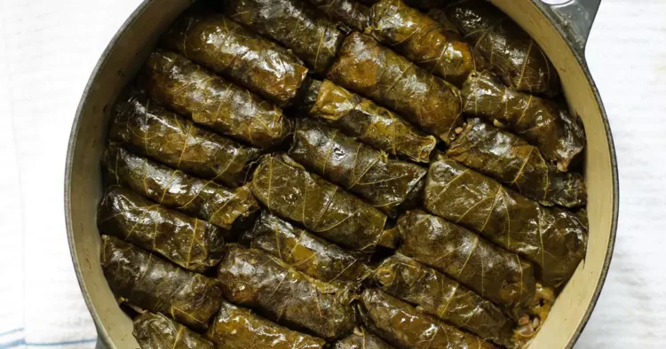 Sarmale de post cu ciuperci în foi de viță