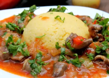 Tocănița de pipote și inimioare cu mămăliguță, un preparat tradițional pentru un prânz perfect