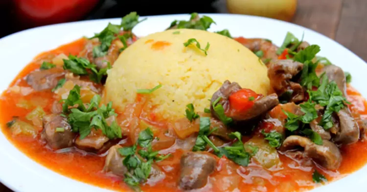 Tocănița de pipote și inimioare cu mămăliguță, un preparat tradițional pentru un prânz perfect