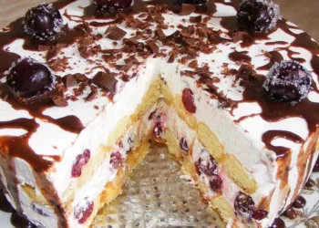 Tort de vișine cu pișcoturi, o rețetă delicioasă perfectă pentru Moș Nicolae