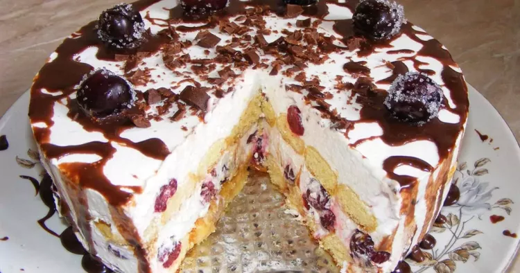 Tort de vișine cu pișcoturi, o rețetă delicioasă perfectă pentru Moș Nicolae