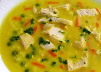 Supa de pui cu legume și curry, o specialitate perfectă pentru vremea rece