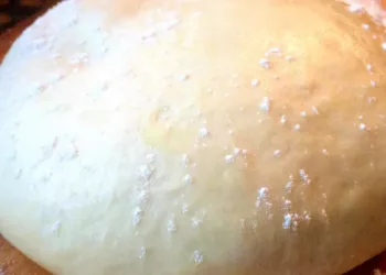 Aluat pufos pe bază de iaurt fără ouă. Se poate folosi pentru plăcinte, chifle, cornulețe, pizza și este foarte gustos