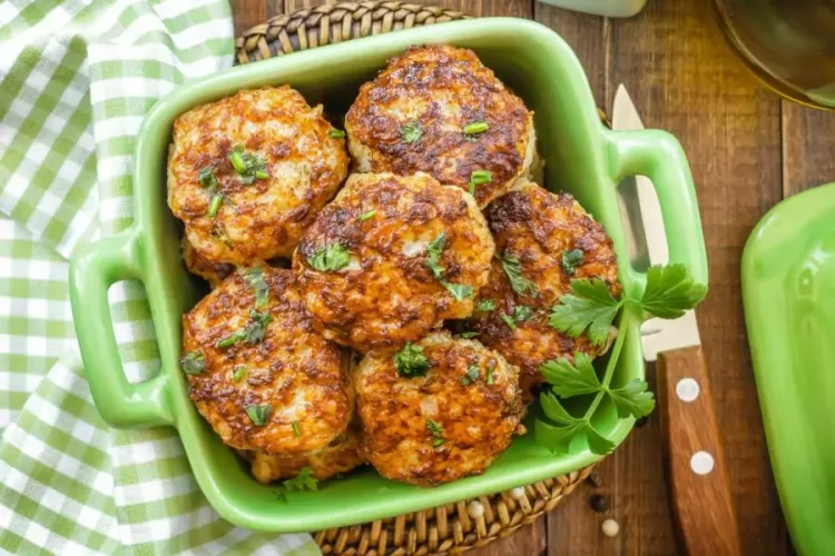 Chifteluțe din legume, un preparat aromat și foarte consistent. Care sunt cele mai bune legume pe care le putem folosi în acest amestec