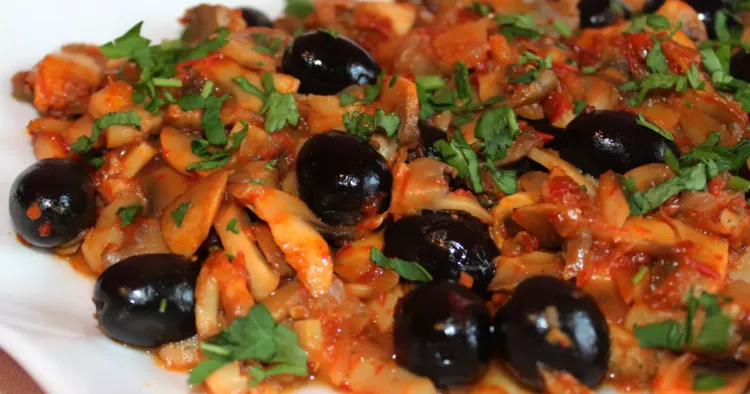 Mâncare de ciuperci cu măsline și pătrunjel