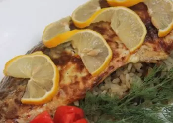 Crap umplut cu ciuperci și orez la cuptor, un prânz copios și sănătos pe care toată lumea trebuie să îl încerce