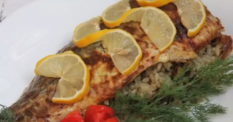 Crap umplut cu ciuperci și orez la cuptor, un prânz copios și sănătos pe care toată lumea trebuie să îl încerce