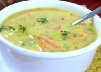 Supa care detoxifică organismul, foarte sănătoasă și consistentă. Iată ce conține