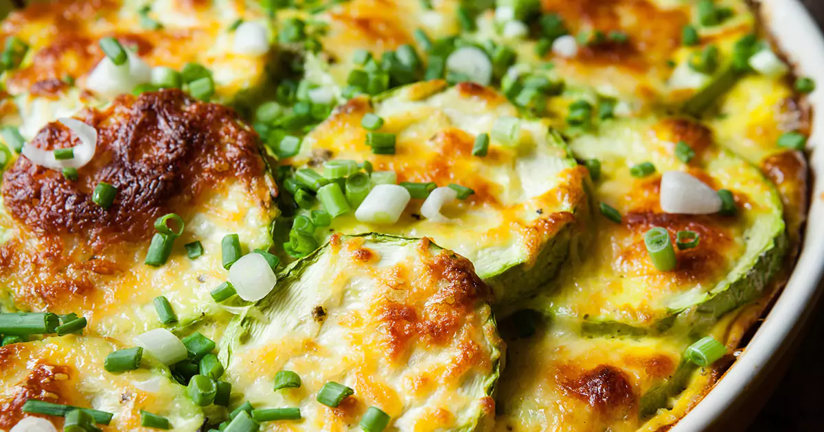 Plăcintă cu dovlecei, ciuperci, ceapă și mozzarella, prânzul perfect în familie.