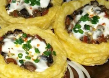 Cuib de cartofi cu ciuperci și usturoi în sos de smântână