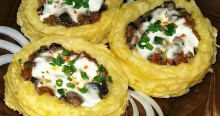 Cuib de cartofi cu ciuperci și usturoi în sos de smântână