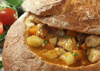 Gulaș de porc cu legume în pâine