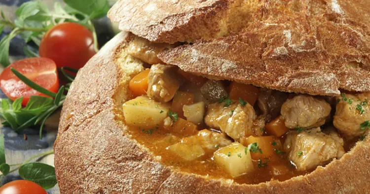 Gulaș de porc cu legume în pâine