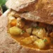 Gulaș de porc cu legume în pâine