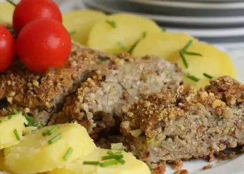 Chifteluțe din hrișcă cu legume, un preparat sănătos și consistent pentru orice moment al zilei.