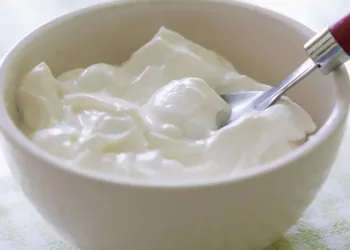 Cum se prepară iaurtul grecesc acasă. Uite care sunt cele două ingrediente de care ai nevoie!