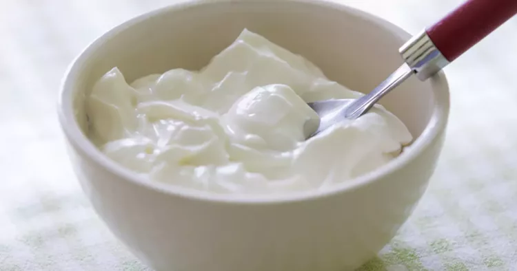 Cum se prepară iaurtul grecesc acasă. Uite care sunt cele două ingrediente de care ai nevoie!