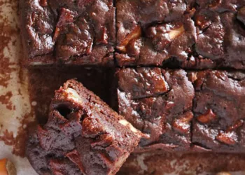 Negresa cu mere și nuci, o prăjitură de casă care merită încercată de toți pofticioșii