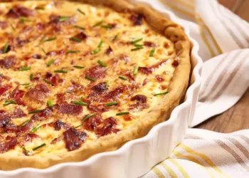 Quiche cu bacon și cașcaval, o rețetă absolut delicioasă