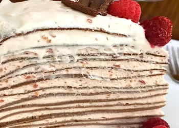 Tort de clatite cu mascarpone si zmeura, perfect pentru Sfantul Ioan