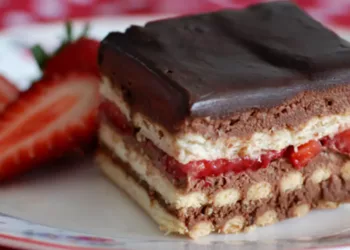 Prăjitură cu biscuiți petit beurre și căpșuni, un desert genial și foarte rapid de preparat!