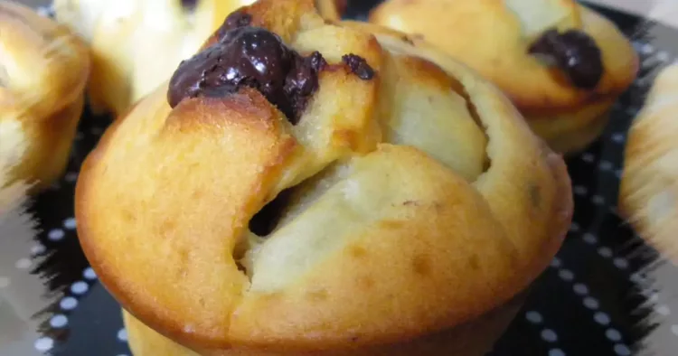 Brioșe umplute cu cremă de nutella, un desert rapid de preparat și exagerat de bun!