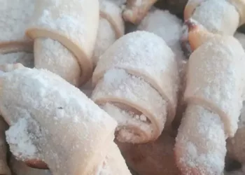 Cornulețe de post cu nucă, bunătățile copilăriei care nu trebuie să-și lipsească de pe masă