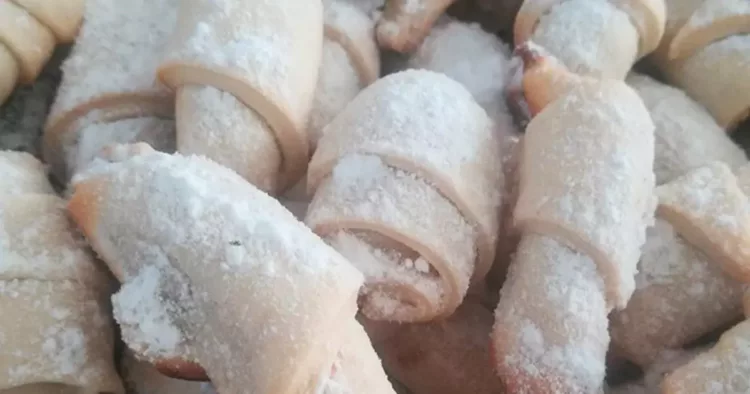 Cornulețe de post cu nucă, bunătățile copilăriei care nu trebuie să-și lipsească de pe masă