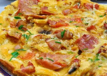 Cum se prepară cea mai delicioasă omletă cu bacon, ceapă și cașcaval la cuptor!