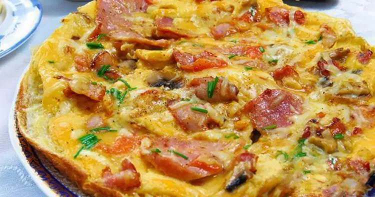 Cum se prepară cea mai delicioasă omletă cu bacon, ceapă și cașcaval la cuptor!