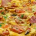 Cum se prepară cea mai delicioasă omletă cu bacon, ceapă și cașcaval la cuptor!