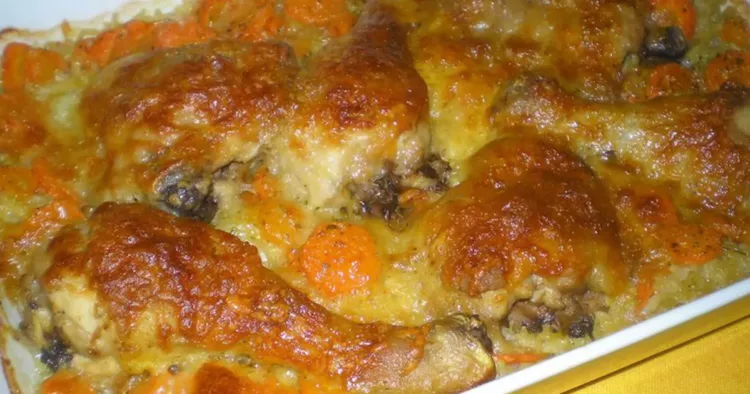 Pulpe de pui la cuptor pe pat de orez cu legume