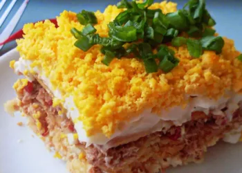 Plăcintă cu ton, un deliciu pentru masa de prânz