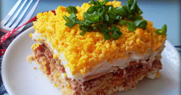 Plăcintă cu ton, un deliciu pentru masa de prânz