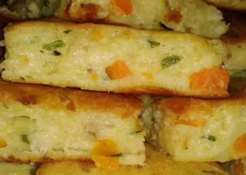 Plăcintă delicioasă cu carne, legume și parmezan. Pur si simplu nu te mai poți sătura