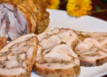 Ruladă de pui cu mirodenii, un preparat de casă gustos și sănătos!