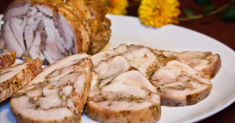 Ruladă de pui cu mirodenii, un preparat de casă gustos și sănătos!